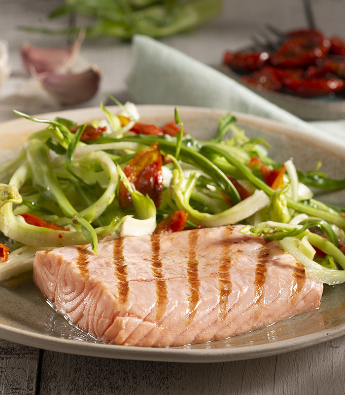 Filetto di salmone grigliato con puntarelle e pomodorini secchi