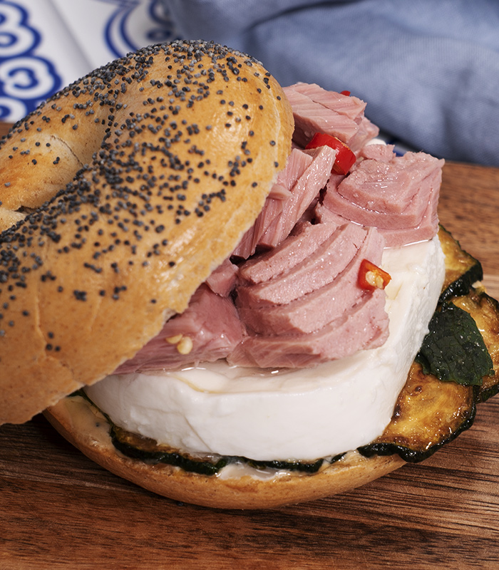 Bagel con Tonno con Peperoncino di Calabria, mozzarella e zucchine in scapece