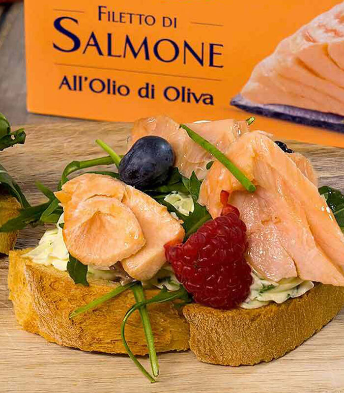 Crostone di pane con formaggio all’erba cipollina, frutti rossi e Filetto di Salmone all’Olio d’Oliva
