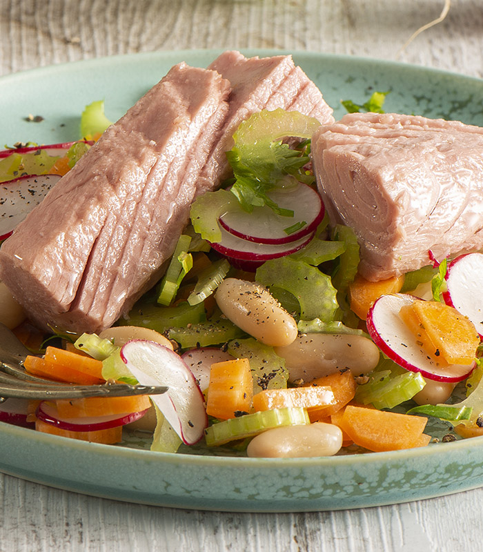 Insalata di fagioli, sedano e rapanelli con filetti di Tonno al naturale