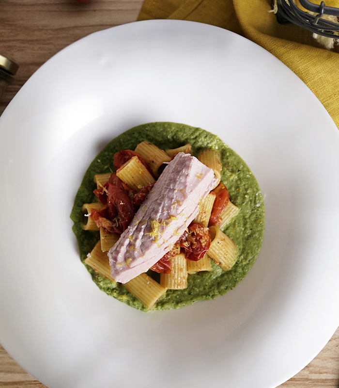 Maccheroncini con Filetti di Tonno all’olio di oliva Rio Mare, pomodori confit e crema di zucchine