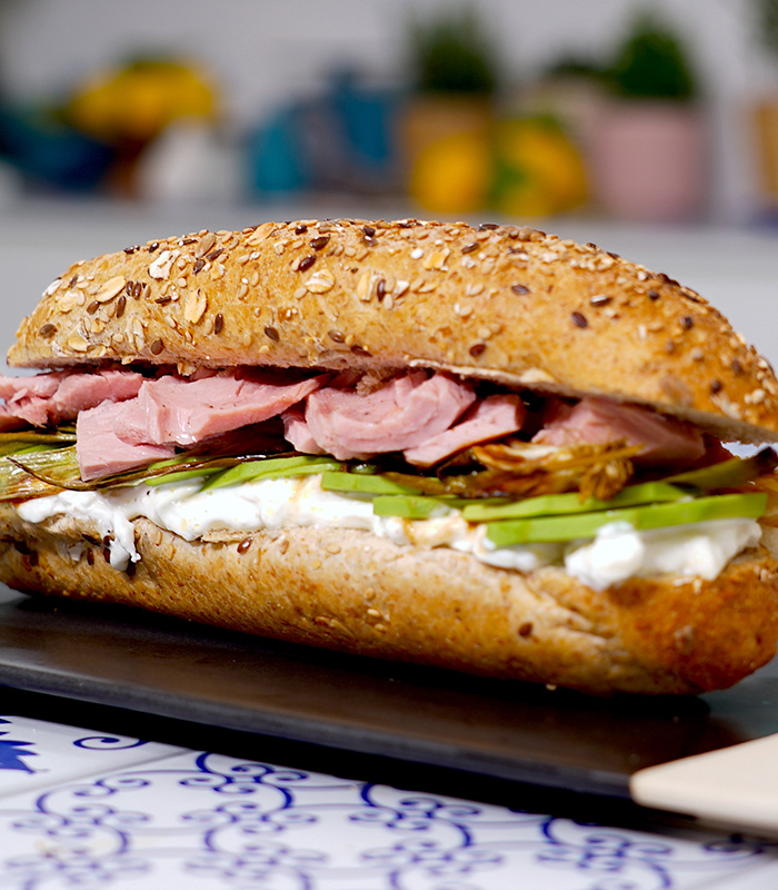 Panino con Tonno Rio Mare Leggero, salsa teriyaki, carote in agrodolce