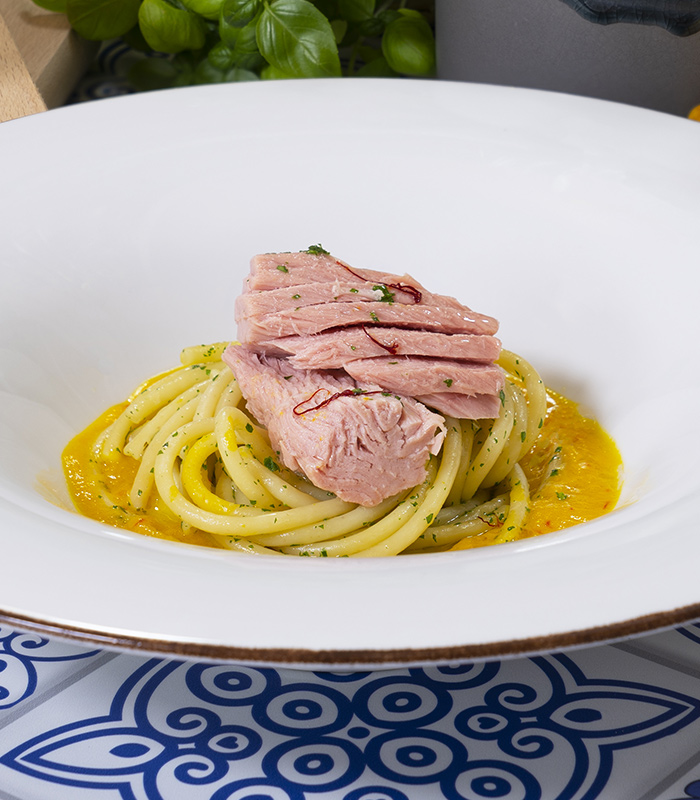 Bucatini con Filettini di Tonno all’Olio di Oliva Rio Mare, porri e zafferano