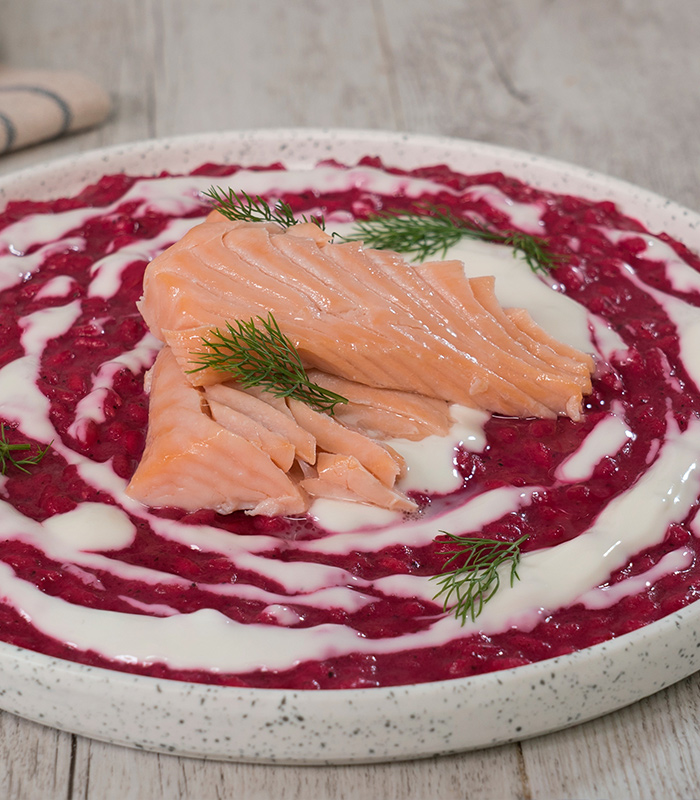 Risotto alla barbabietola con fonduta di formaggio caprino e Filetto di Salmone al Naturale Rio Mare