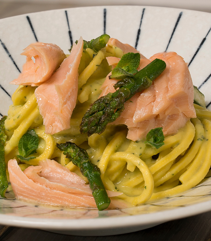 Tonnarello agli asparagi, menta, scorza di limone e Salmone Rio Mare all’olio d’oliva