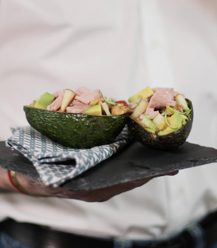 Avocado farcito con tonno, sedano, mela e noci