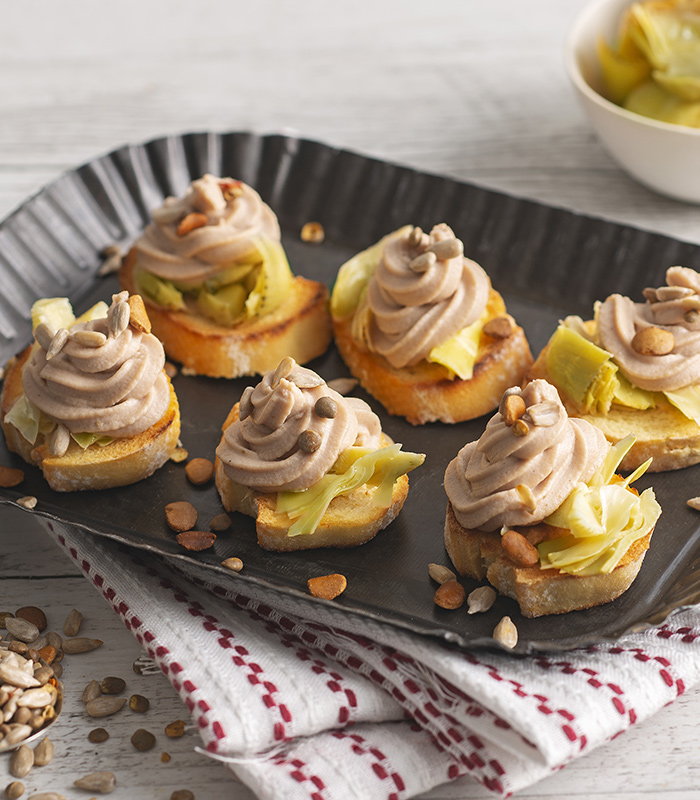 Canapè al Paté Rio Mare Tonno ai Tre Pepi con carciofini e semi