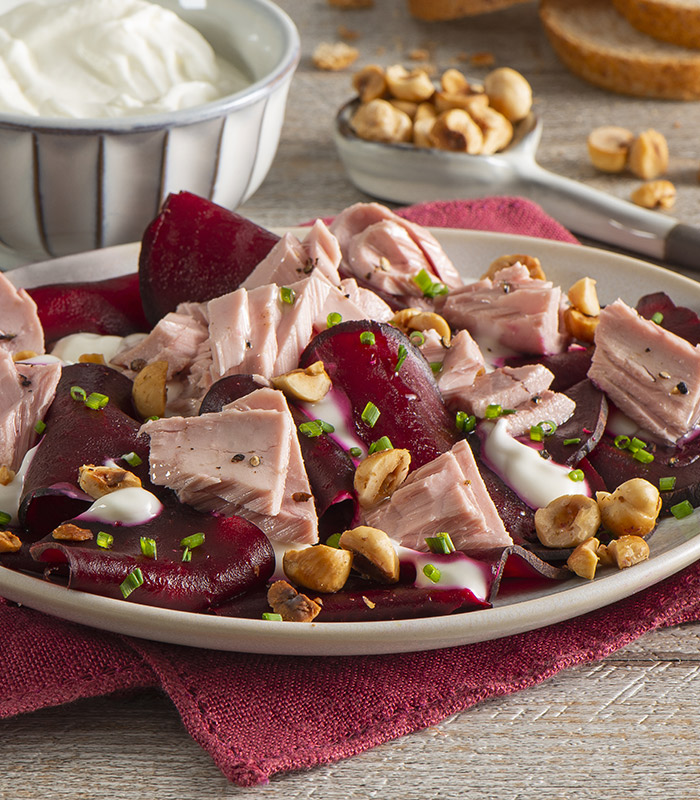 Carpaccio di barbabietola con tonno, yogurt e nocciole tostate
