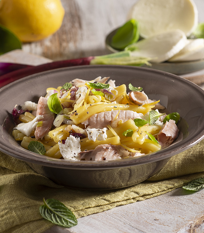 Caserecce con sgombro, mozzarella e scorza di limone