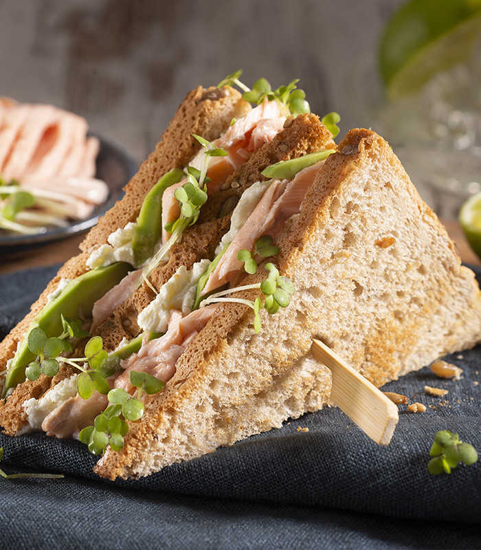 Club sandwich con salmone e crescione