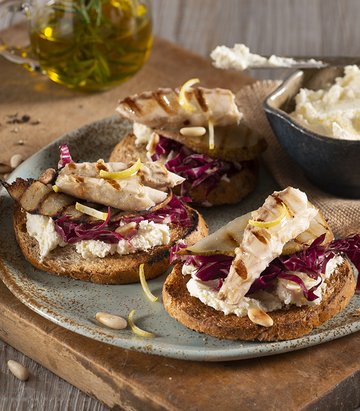 Crostini di pane di segale con pera e sgombro