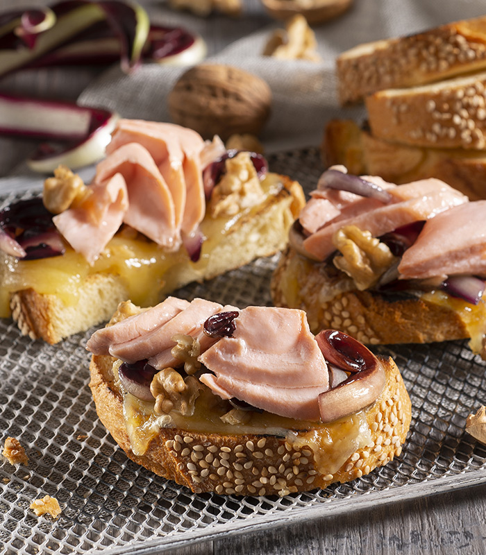 Crostoni con salmone e radicchio