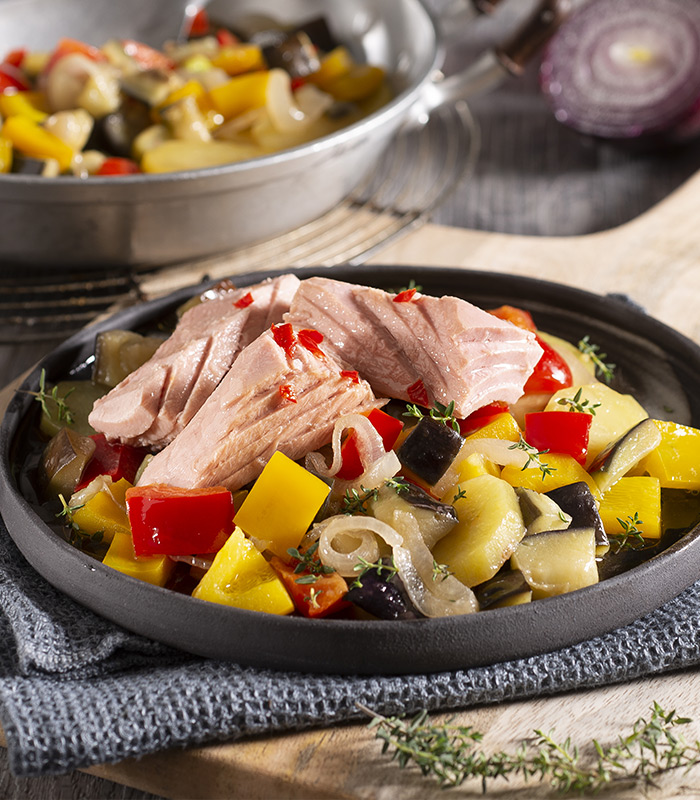 Filetti al peperoncino con melanzane e peperoni al timo