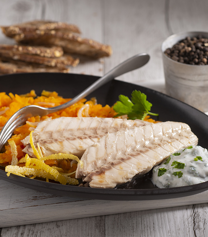 Filetti di sgombro con carote allo zenzero e scorzette di limone