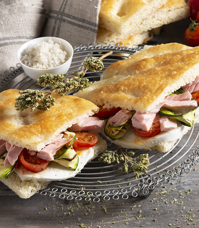 Focaccia farcita con tonno, pomodorini rosolati e zucchine alla griglia
