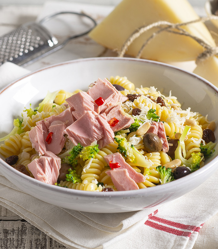 Fusilli con tonno, broccoli, provolone e olive