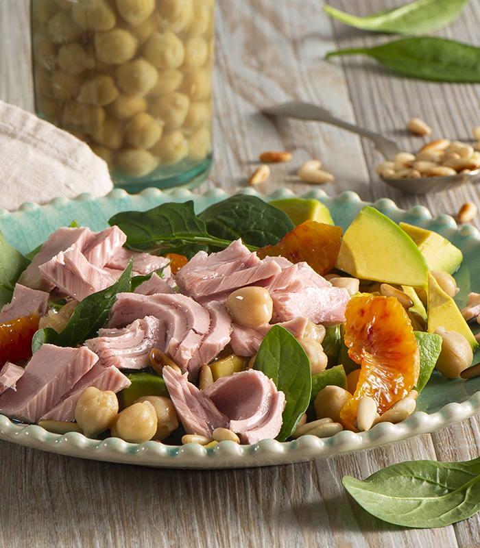 Insalata con tonno, ceci, avocado e arance