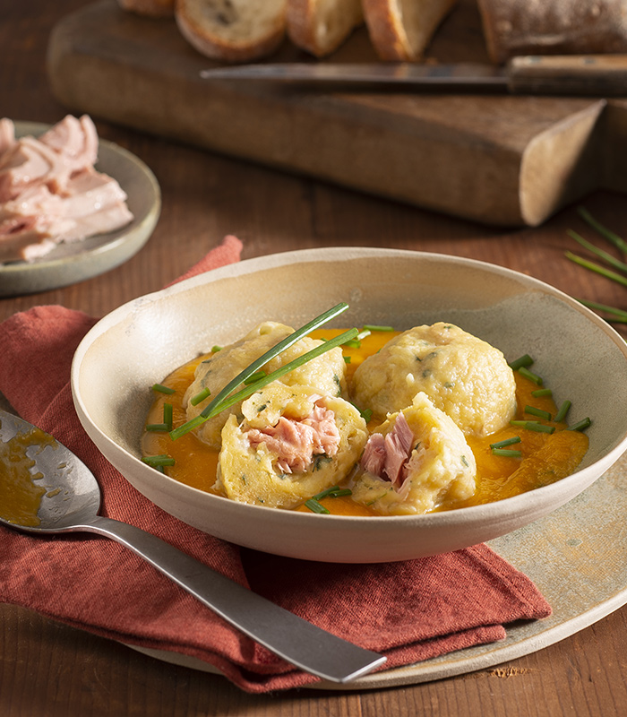 Knödel ripieni al tonno con salsa di zucca
