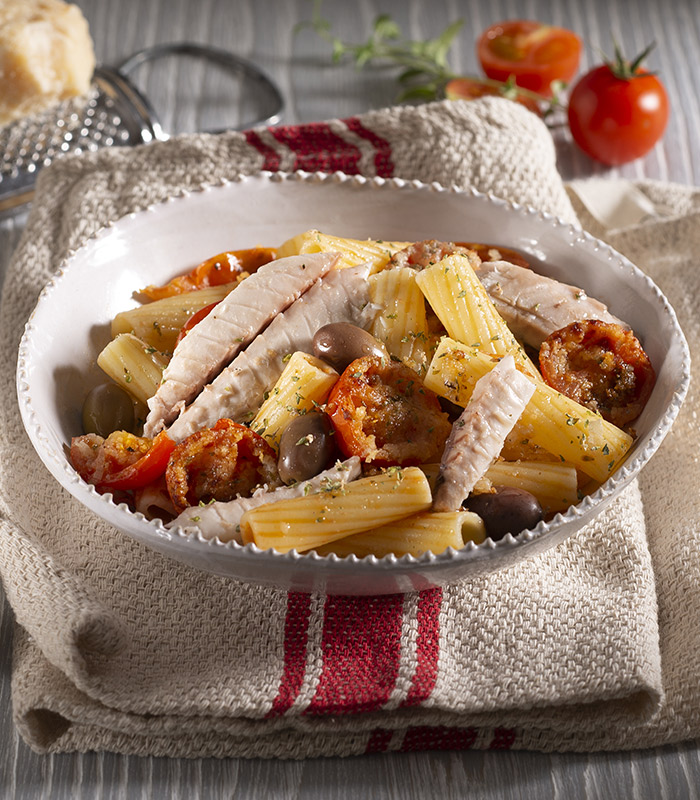Maccheroni con olive, sgombro e pomodorini gratinati
