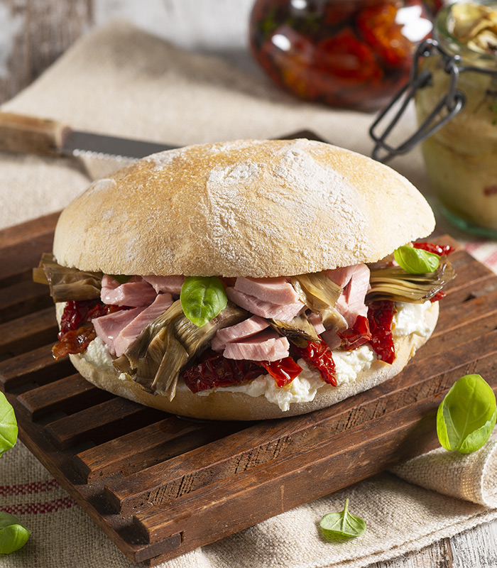 Panino con tonno, carciofi grigliati e pomodori secchi
