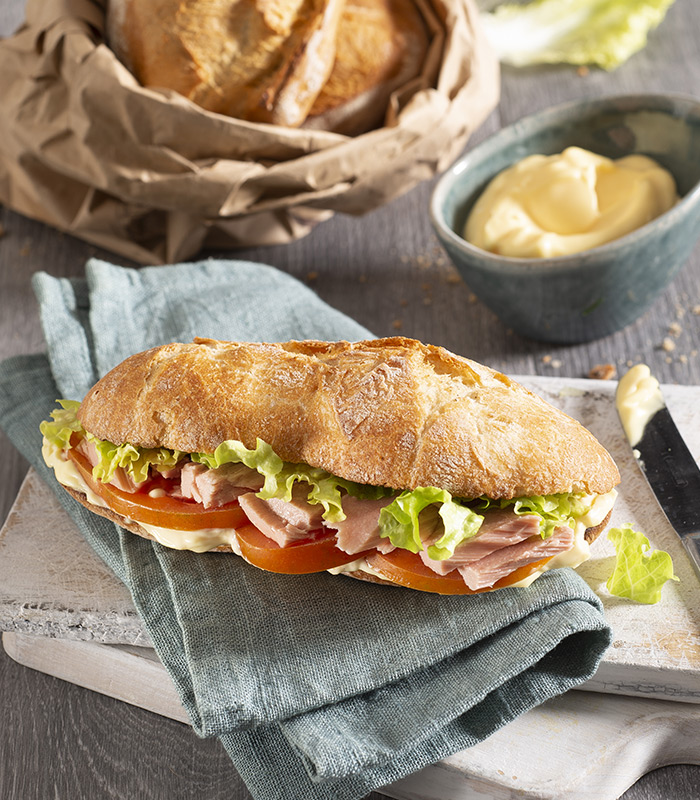 Panino con tonno, pomodoro e maionese