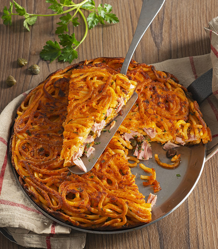 Pasta croccante con Tonno, olive e capperi