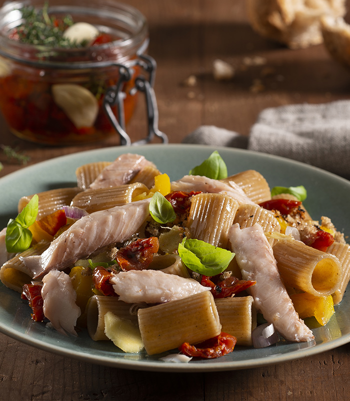 Pasta con sgombro, peperoni e zenzero