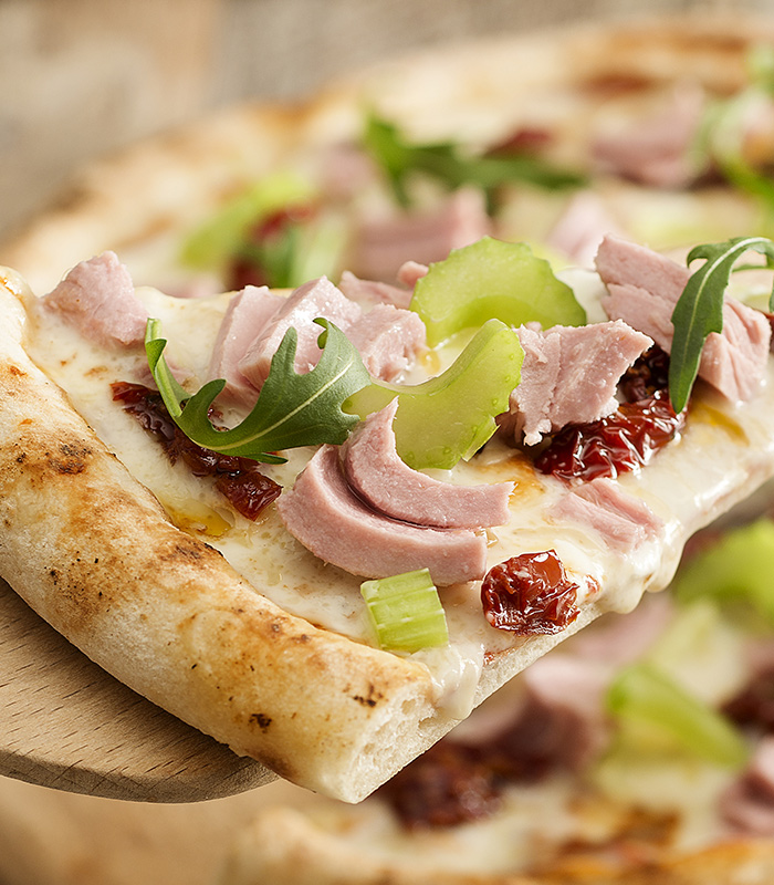 Pizza con Tonno, pomodori secchi, sedano e rucola