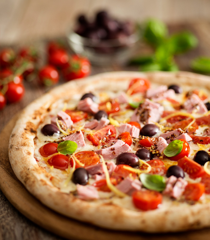 Pizza con Tonno, pomodorini, olive e scorza di limone