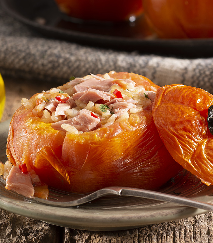 Pomodori ripieni di riso e tonno al peperoncino