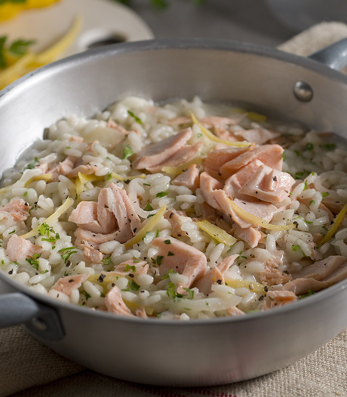 Risotto delicato con salmone e scorza di limone