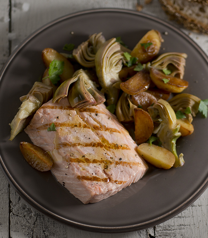 Salmone grigliato con carciofi e patate