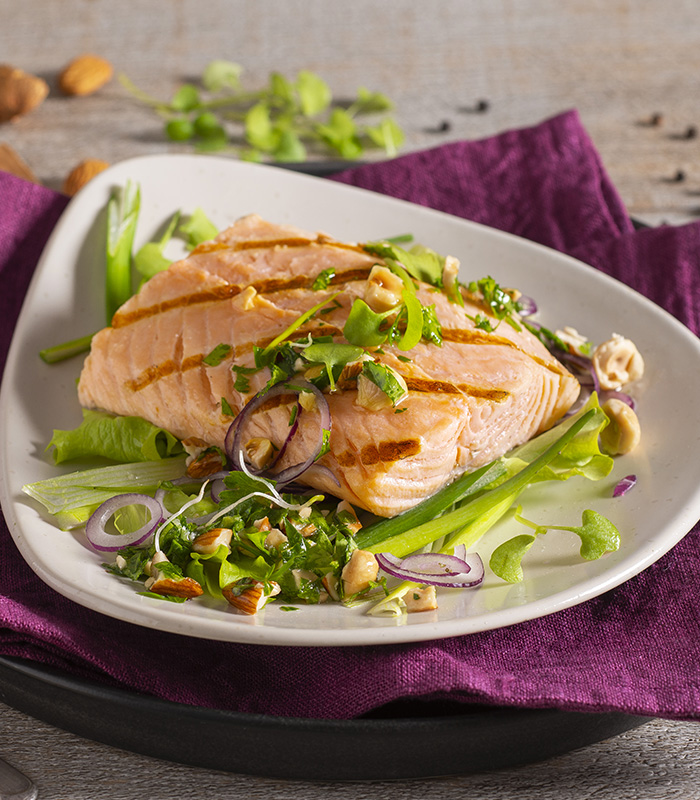 Salmone Grigliato con condimento di cipollotti, mandorle e nocciole