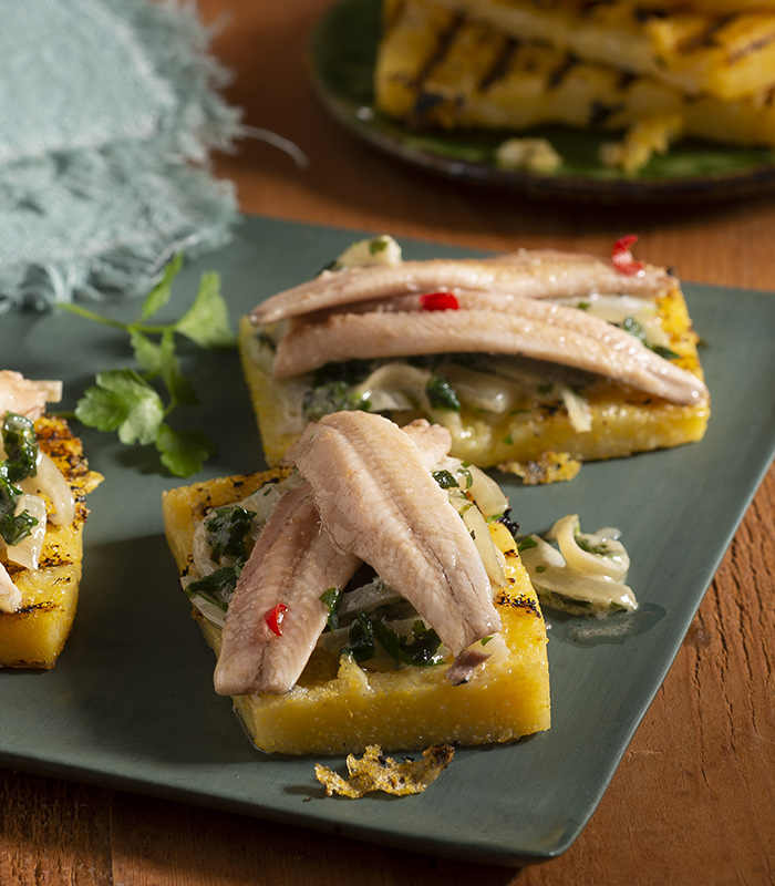 Filetti di sardine al verde con polenta abbrustolita