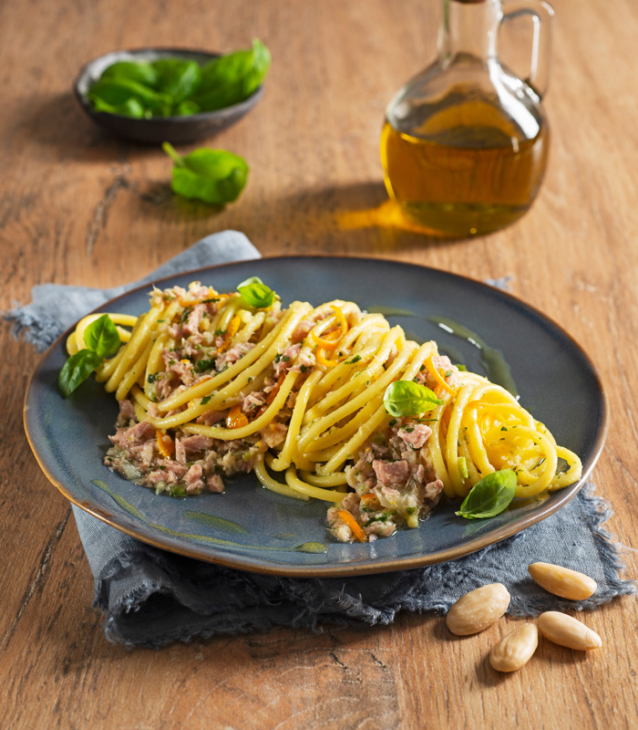 Spaghetti con pesto di Tonno, cavolo e scorza d’arancia