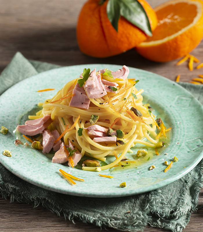 Spaghetti al tonno con pistacchi e scorza d’arancia