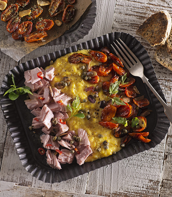 Tonno al peperoncino, uova strapazzate e pomodorini al forno