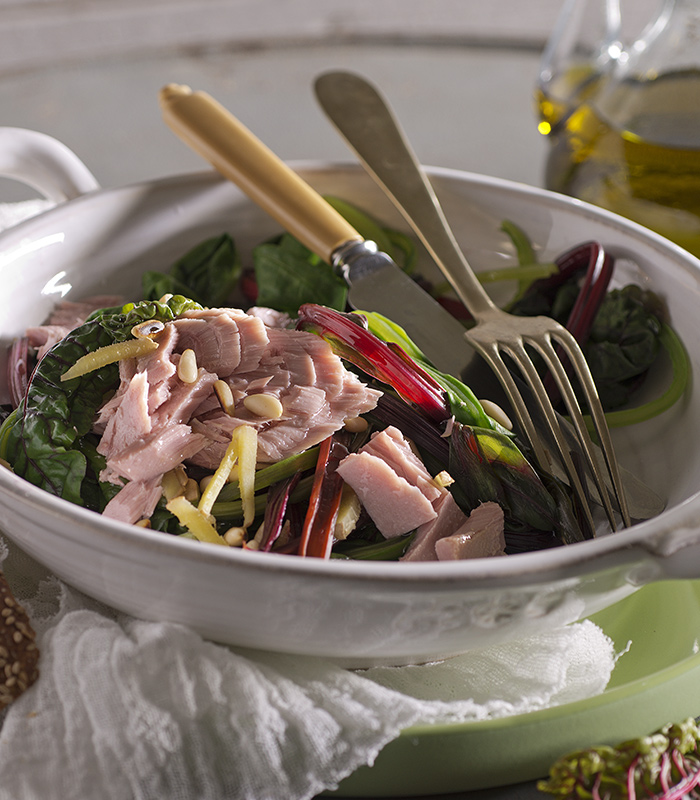 Tonno con bietole spadellate allo zenzero