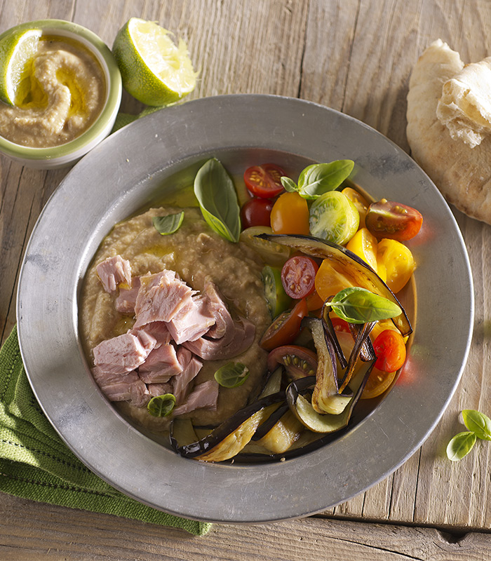 Tonno con hummus, melanzane abbrustolite e pomodorini